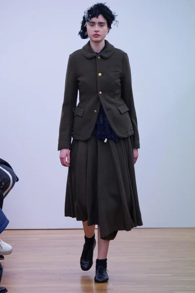 Look 16